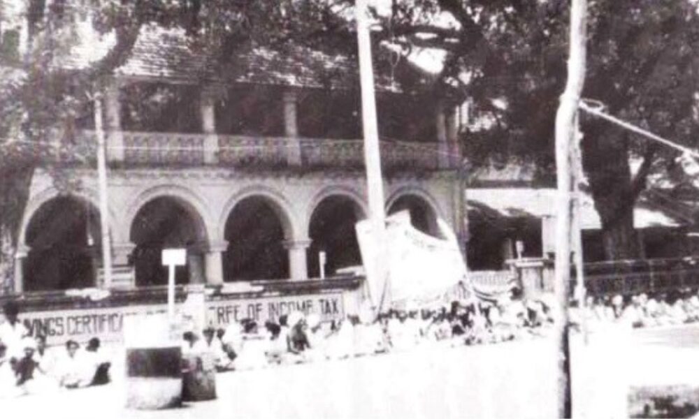 First days of the Civil Disobedience Campaign in February 1961 opposite the Jaffna Kachcheri -Photo courtesy - Ilankai Thamil Sangham 